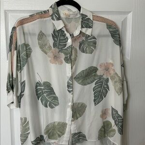 Tropical Leaf Print Button-Up Blouse with Shorts
Perfect for the Beach!